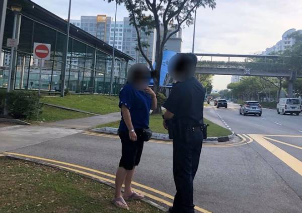 Tài xế Singapore báo cảnh sát vì vợ ngả đầu lên vai chồng trên xe
