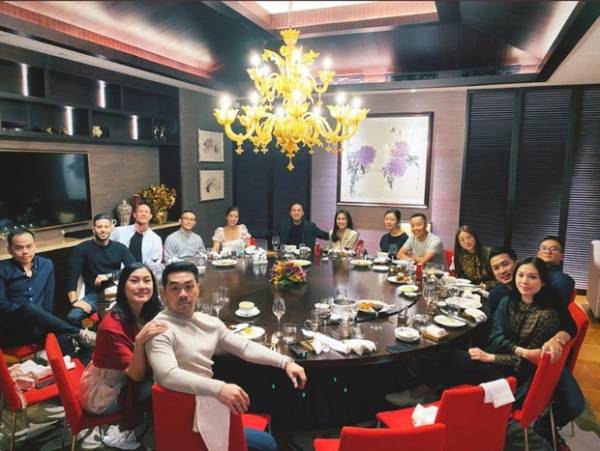 Vợ chồng Hà Tăng và nhóm bạn tổ chức tiệc sinh nhật muộn cho Louis Nguyễn tại Philipines