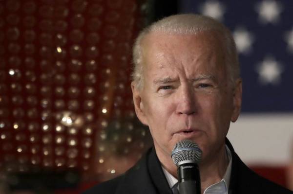 Ứng viên Biden thừa nhận ‘ngã ngựa’