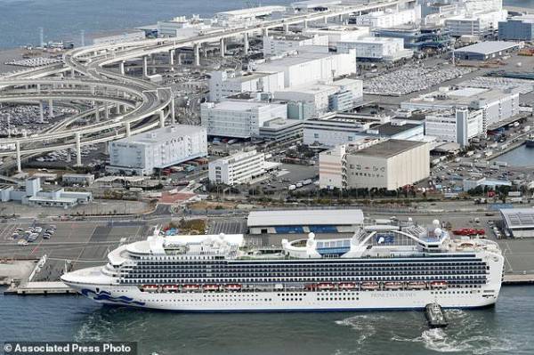 Số ca nhiễm corona tăng gấp 6 lần trên du thuyền bị cách ly ở Nhật
