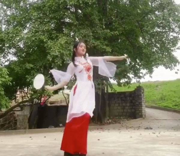 Dance cover ‘Mang chủng’, nữ sinh Hưng Yên khiến cộng đồng mạng gục ngã vì thần thái đỉnh cao...