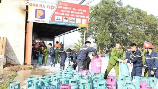Bắc Giang: Hơn 60 chiến sĩ PCCC căng mình dập lửa cửa hàng kinh doanh Gas