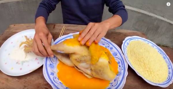Con trai bà Tân Vlog tiếp tục khiến người xem “phát ghê” khi dùng tay trần khuấy vào đồ ăn