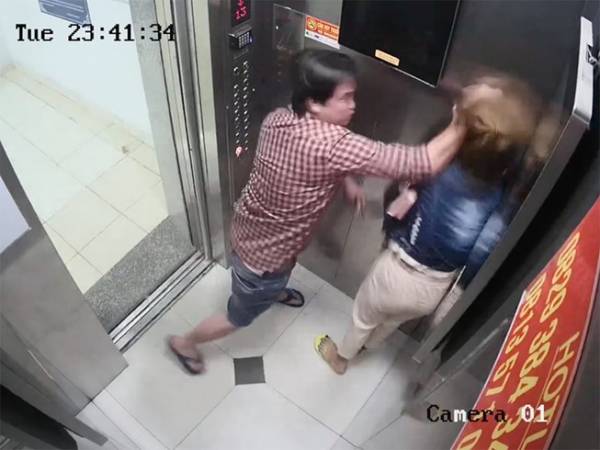 Người đàn ông đánh cô gái trong thang máy khai gì với công an?