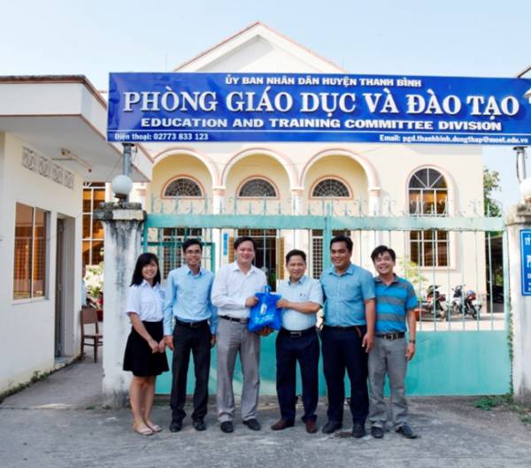 Trường ĐH Đồng Tháp tặng dung dịch sát khuẩn tay cho HS trong tỉnh