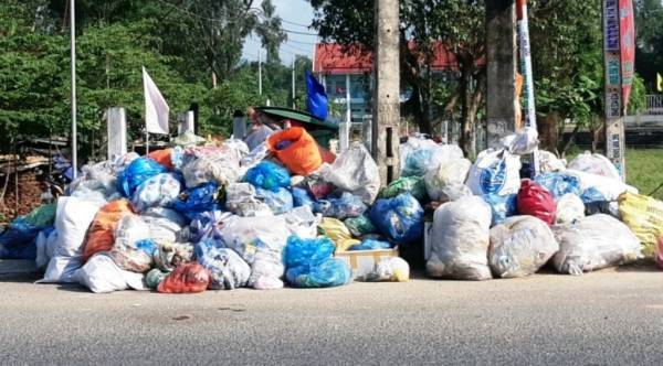 Quảng Nam: Dân ngăn cản xe đổ rác vào bãi, rác thải lại ùn ứ
