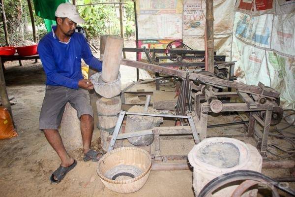 Chàng trai Khmer với sáng chế máy giã cốm dẹp ở Sóc Trăng