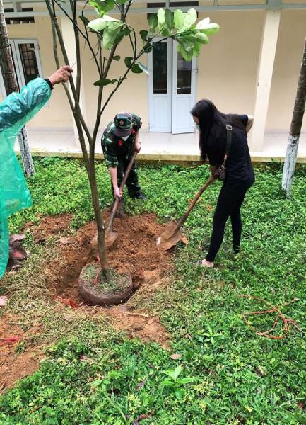 5 cô gái trồng cây xanh, tặng ghế đá cho khu cách ly