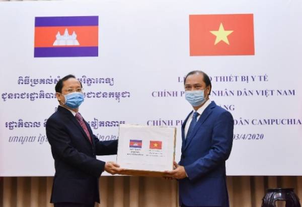 Việt Nam hỗ trợ Lào, Campuchia thiết bị y tế chống dịch Covid-19