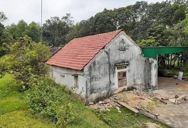 Nghệ An: Lợp mái nhà giúp hàng xóm, cụ ông 70 tuổi rơi xuống đất tử vσng