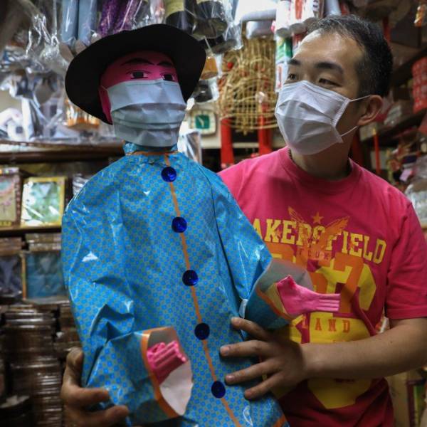 Người Hong Kong mua khẩu trang giấy cúng người chết vào Tết Thanh Minh