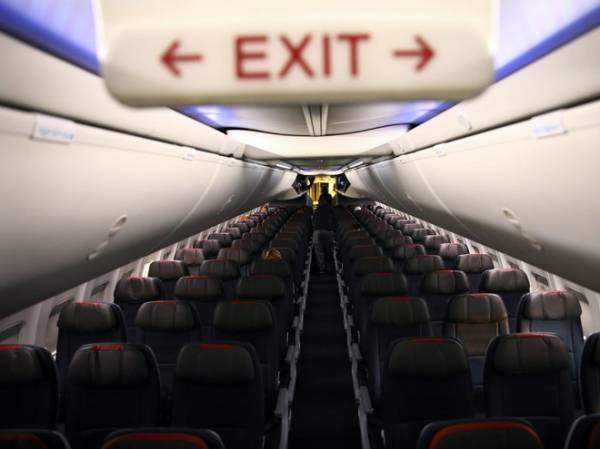 Máy bay trống rỗng, 11 hành khách bị ép ngồi gần nhau