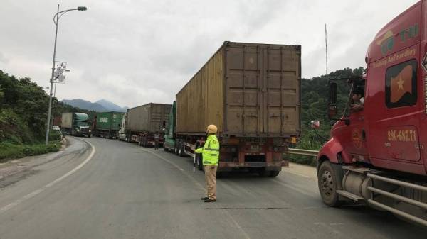 Lạng Sơn: Hàng trăm xe container xuất khẩu nông sản ùn ứ trên QL1A