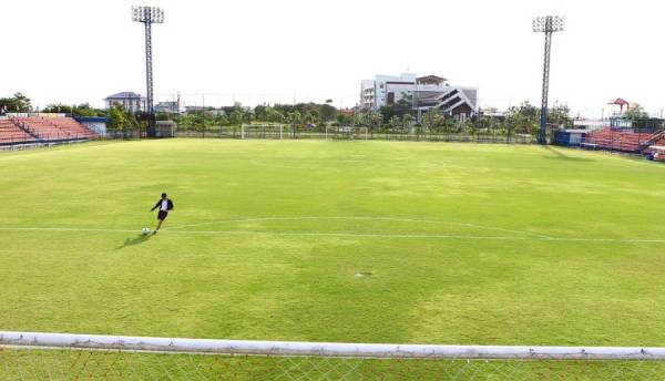 Cầu thủ Thái Lan đến J.League nhờ chơi bóng trên mặt sân chất lượng
