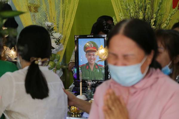 Thay avatar tưởng niệm 2 công an Đà Nẵng hy sinh: ‘Các anh mệt rồi...’
