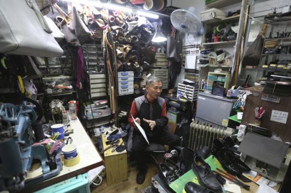 Thợ sửa giày tặng 30.000 m2 đất giá hàng trăm nghìn USD để chống dịch