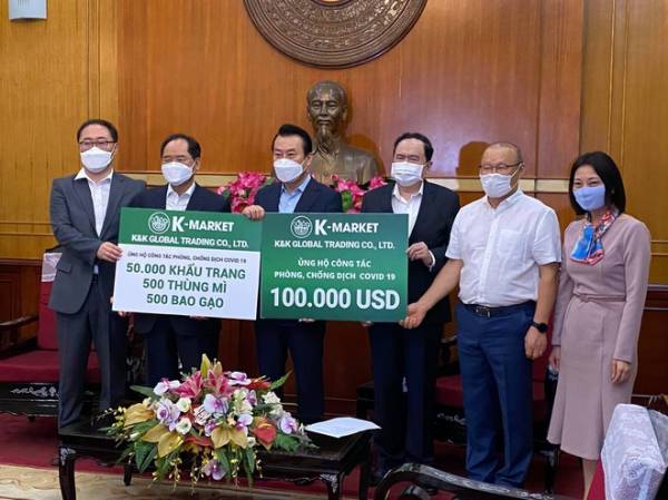 HLV Park đại diện ủng hộ 100.000 USD chống dịch