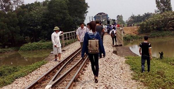 Bình Định: Hai nữ sinh t‌ử von‌g khi chụp hình ‘tự sướng’ với đoàn tàu đang chạy