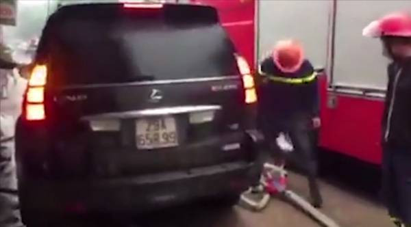 Clip: Lexus ‘cố tình’ chèn lên vòi phun nước khi lính cứu hỏa đang làm nhiệm vụ