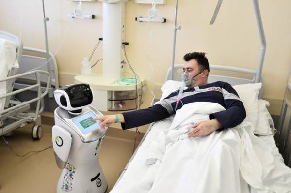 Y tá robot – Lá chắn giúp các bác sĩ an toàn trước coronavirus ở Ý