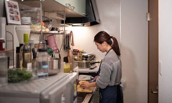 Phụ nữ Hàn mệt mỏi vì nấu nướng, việc nhà chất đống vào mùa dịch