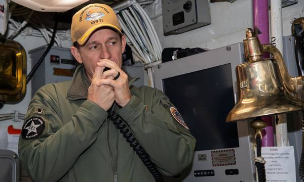 Cựu hạm trưởng khiến chính quyền Trump mất mặt