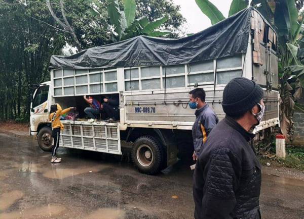 Chặn xe tải, phát hiện trên thùng có 15 người trốn chốt kiểm soát chống dịch Covid-19