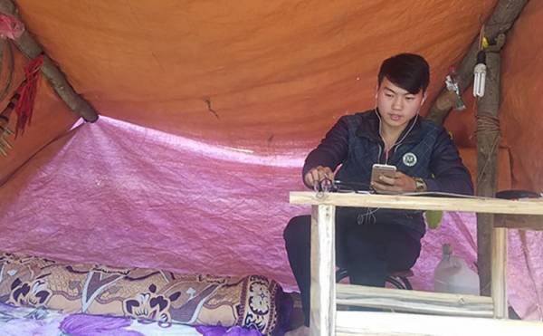 Chàng trai người Mông dựng lán ‘hứng 4G’ học online