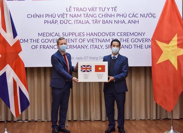 Việt Nam trao tặng thiết bị y tế viện trợ cho các nước châu Âu