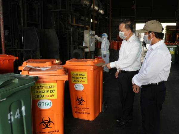 Khen thưởng cho tập thể công nhân thu gom rác y tế mùa dịch