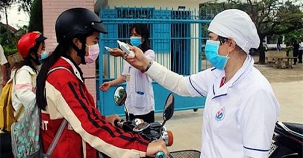 Thành phố Nam Định thực hiện đo thân nhiệt, lập sổ theo dõi người ra vào chợ dân sinh