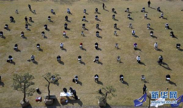Thí sinh làm bài thi ngoài trời giữa ‘giãn cách xã hội’ ở Hàn Quốc