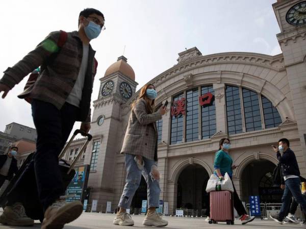 Người Trung Quốc ồ ạt đi du lịch, mua sắm hàng hóa
