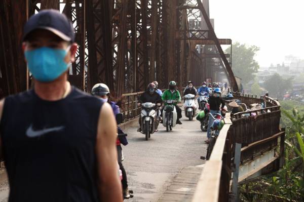 Người dân ở Hà Nội ra cầu Long Biên chụp ảnh, ‘tắm tiên’ giữa lúc cách ly toàn xã hội