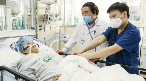 Sản phụ ngưng tim 2 lần được các bác sỹ BV Bạch Mai ép tim ngay trên cáng cấp cứu