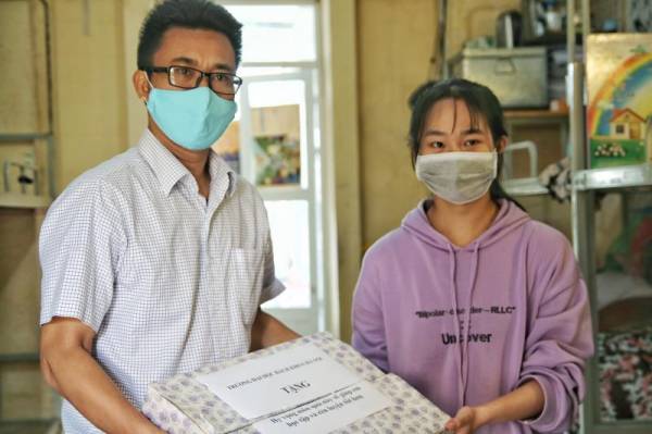 Đại học Bách khoa Hà Nội tặng laptop cho sinh viên nghèo để học online