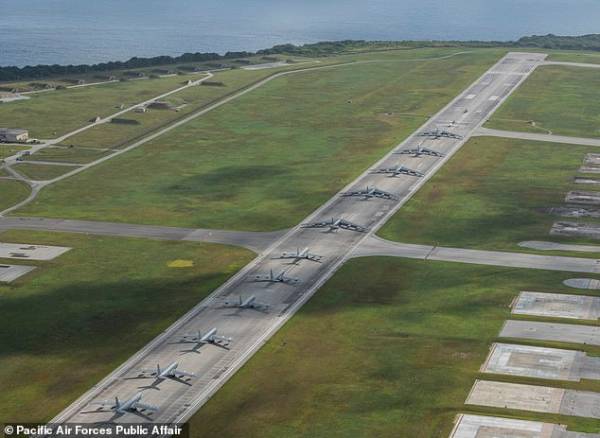 Dàn phi cơ B-52 phô diễn ‘voi đi bộ’ ở đảo Guam