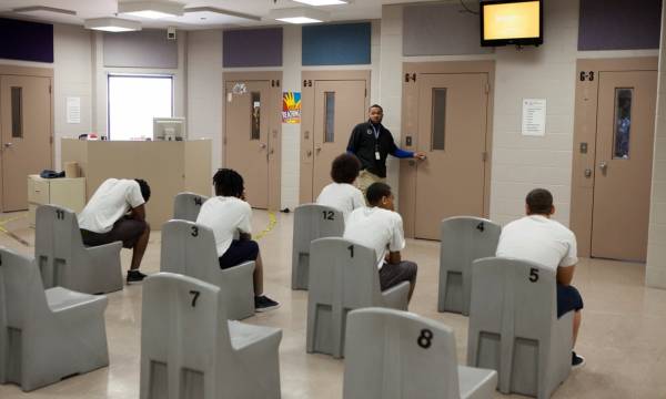 Mỹ xuất hiện ổ dịch Covid-19 mới tại trung tâm giam giữ trẻ v‌ị thà‌nh niê‌n