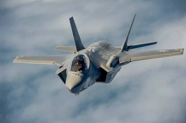 Lockheed Martin đã đào tạo bao nhiêu phi công và chuyên gia cho F-35 Lightning II?