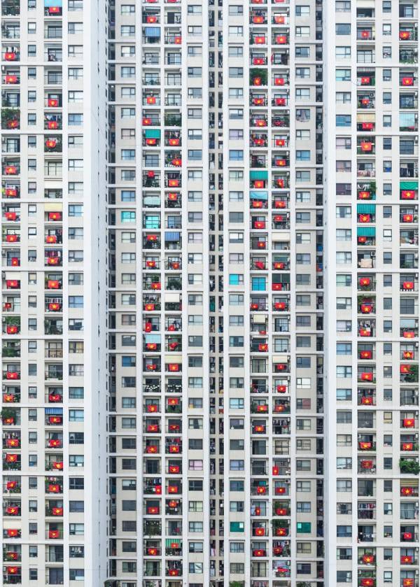 Người Ấn Độ chụp tòa chung cư ở Hà Nội ngập sắc đỏ giữa mùa dịch