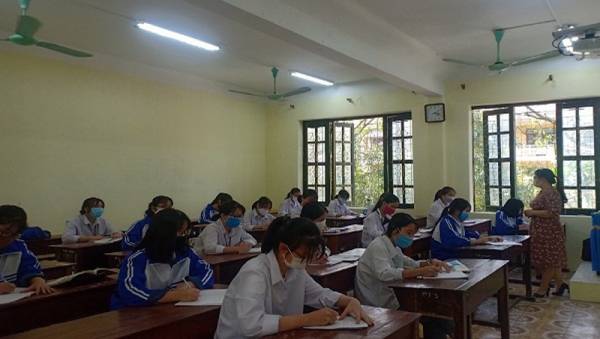 Thuận Thành Bắc Ninh: Lớp học chia làm 2 ca, học sinh ngồi cách nhau 1,5 m