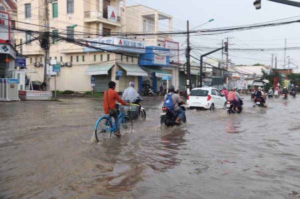 Sau mưa lớn, nhiều tuyến đường ngập sâu, người Cần Thơ bì bõm dắt xe