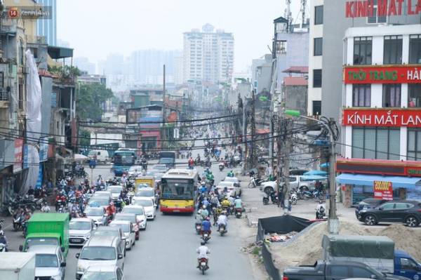 Ảnh: Cận cảnh tuyến phố ‘mạng nhện tử thần’ khiến người đi đường thót tim ở Hà Nội