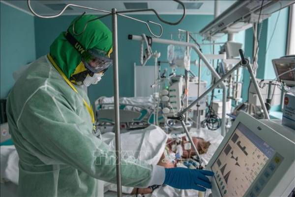 Mỹ chuyển thêm máy thở giúp Nga chống dịch COVID-19