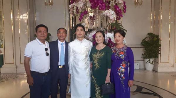 Hình ảnh độc Công Phượng mặc áo dài ở lễ đính hôn với Viên Minh