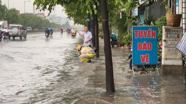 TP.HCM: Đường thành sông lớn, CSGT trực tiếp ‘ra tay’ giữa cơn mưa tầm tã