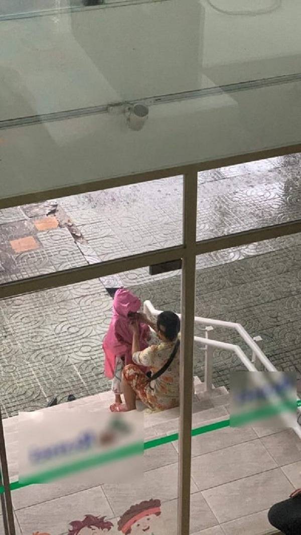 Người mẹ bán vé số chăm sóc đứa con nhỏ giữa trời Sài Gòn mưa bão và câu chuyện xúc động