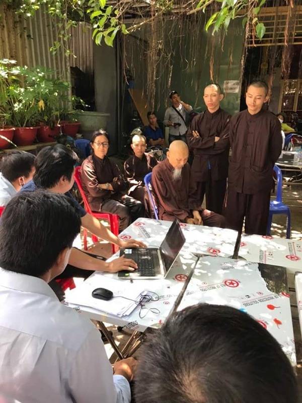 Hình ảnh thiếu chuẩn mực của các “nhà sư” ở Tịnh Thất Bồng Lai có 5 chú tiểu nổi tiếng gây tranh cãi