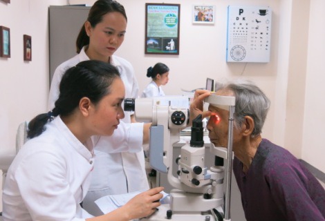 Thừa Thiên – Huế: Khám sàng lọc bệnh thuỷ tinh thể và phát thuốc miễn phí cho 500 người cao tuổi