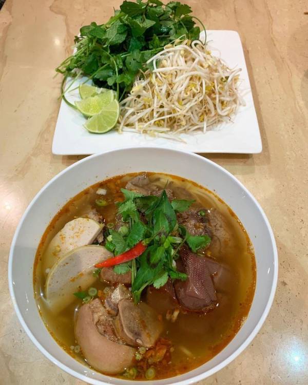Một ngày lang thang ở Huế trải nghiệm những món ăn hút khách du lịch